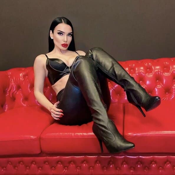 04-Goddess_Kara_Leder_Overknees_auf_rotem_Sofa@594