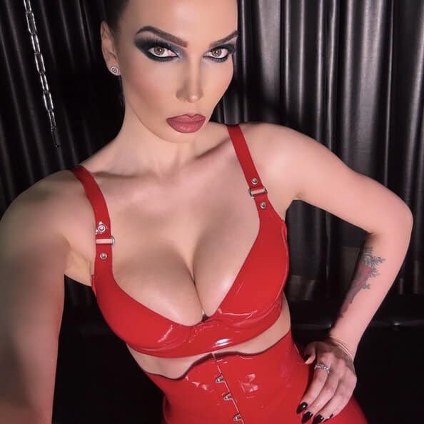 01-Goddess_Kara_in_rotem_Latexkorsett@594