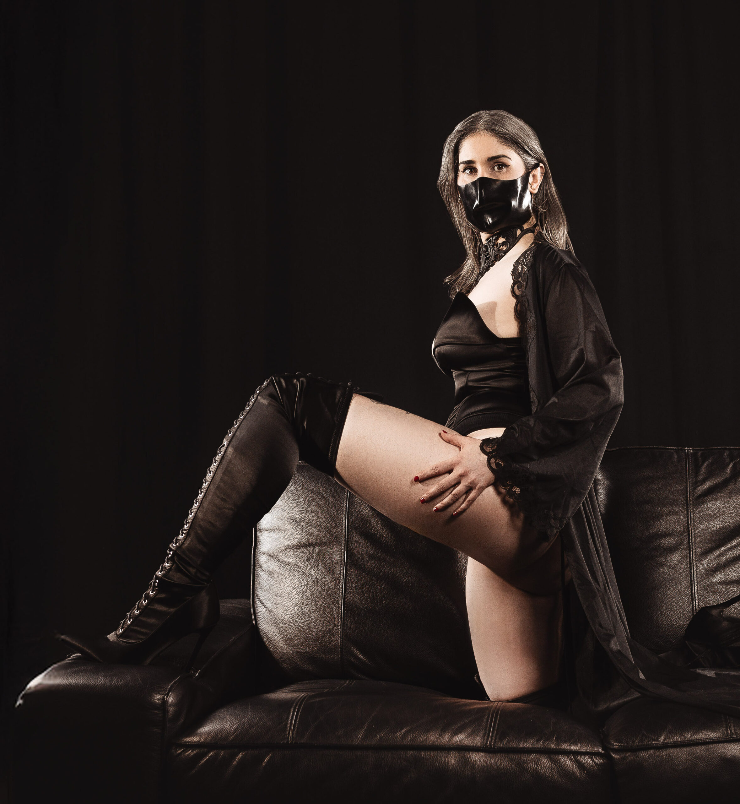 35Anya_Marx_Overknees_von_der_Seite