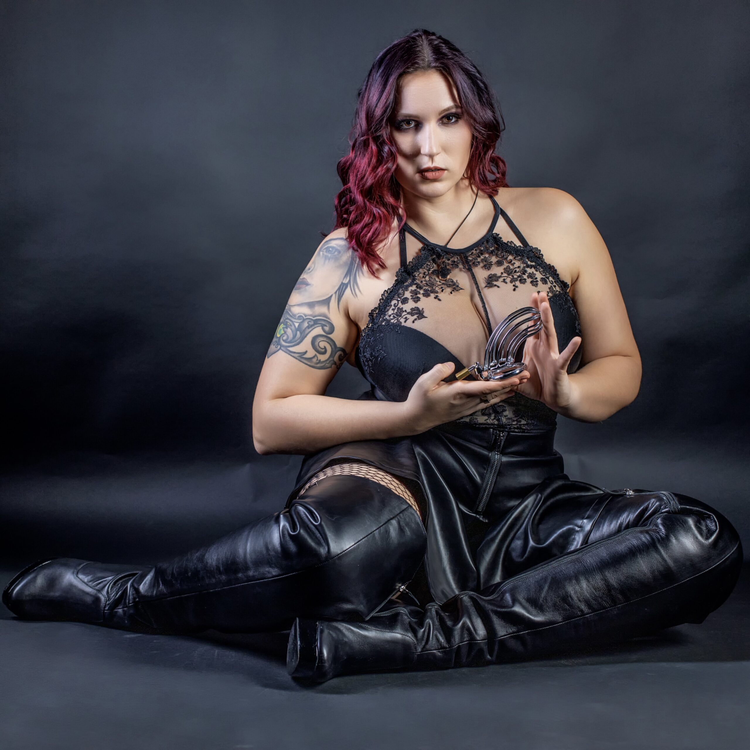 30Megan_Bound_sitzend