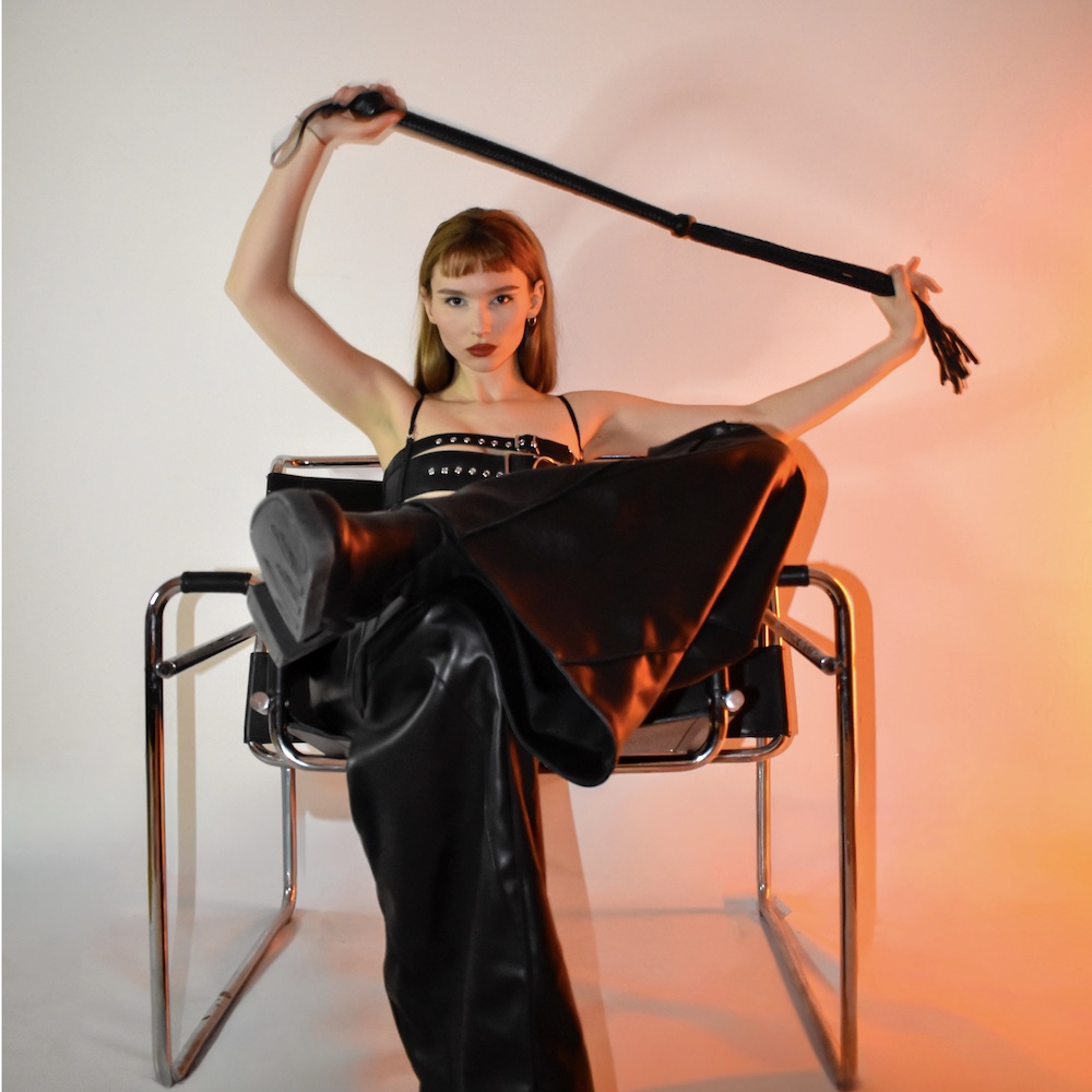 40-bria-lestrange-sessel-und-peitsche