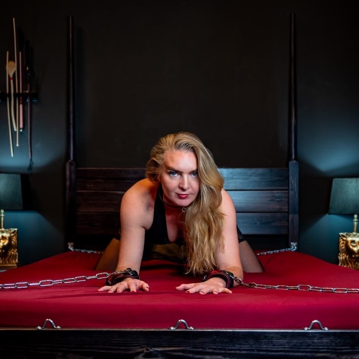 20.Miss_Leona_kriechend_auf_dem_Bett