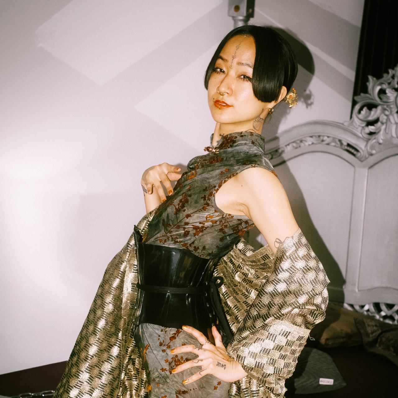 25Koto_japanische_Domina_Kimono