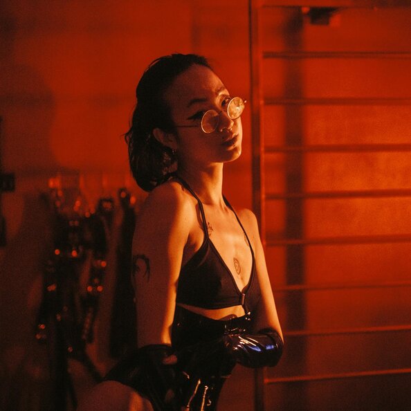 50-Mistress_Koto_rotes_Licht_im_Latexraum@594